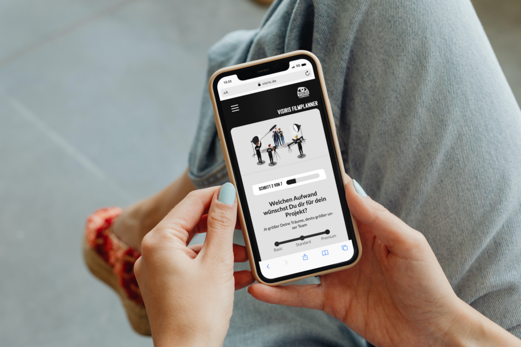 iPhone 11 in den Hu00e4nden einer Frau beim Ausfu00fcllen des filmplanners
